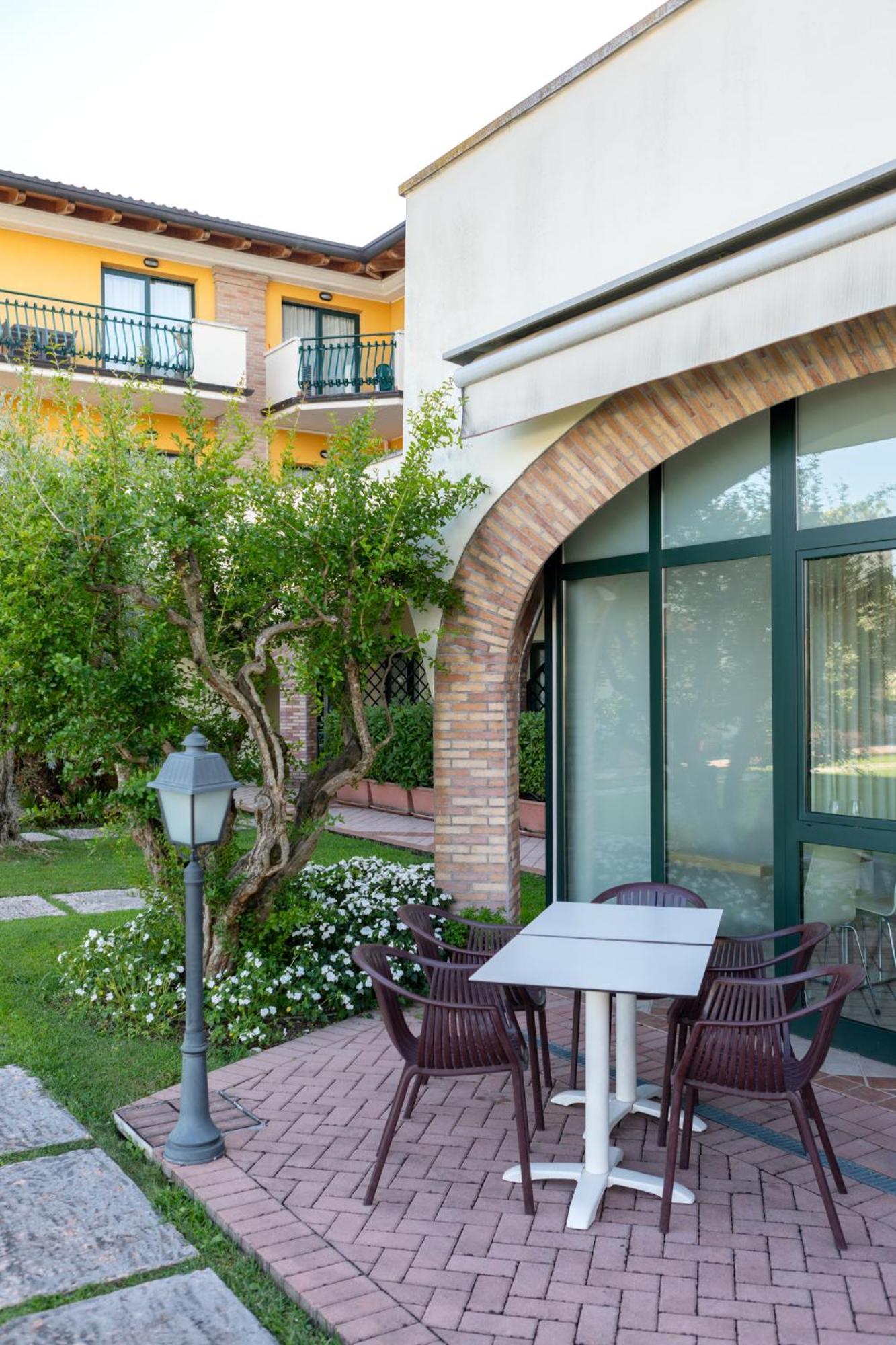 Le Terrazze Sul Lago Hotel & Residence Padenghe sul Garda Exterior photo