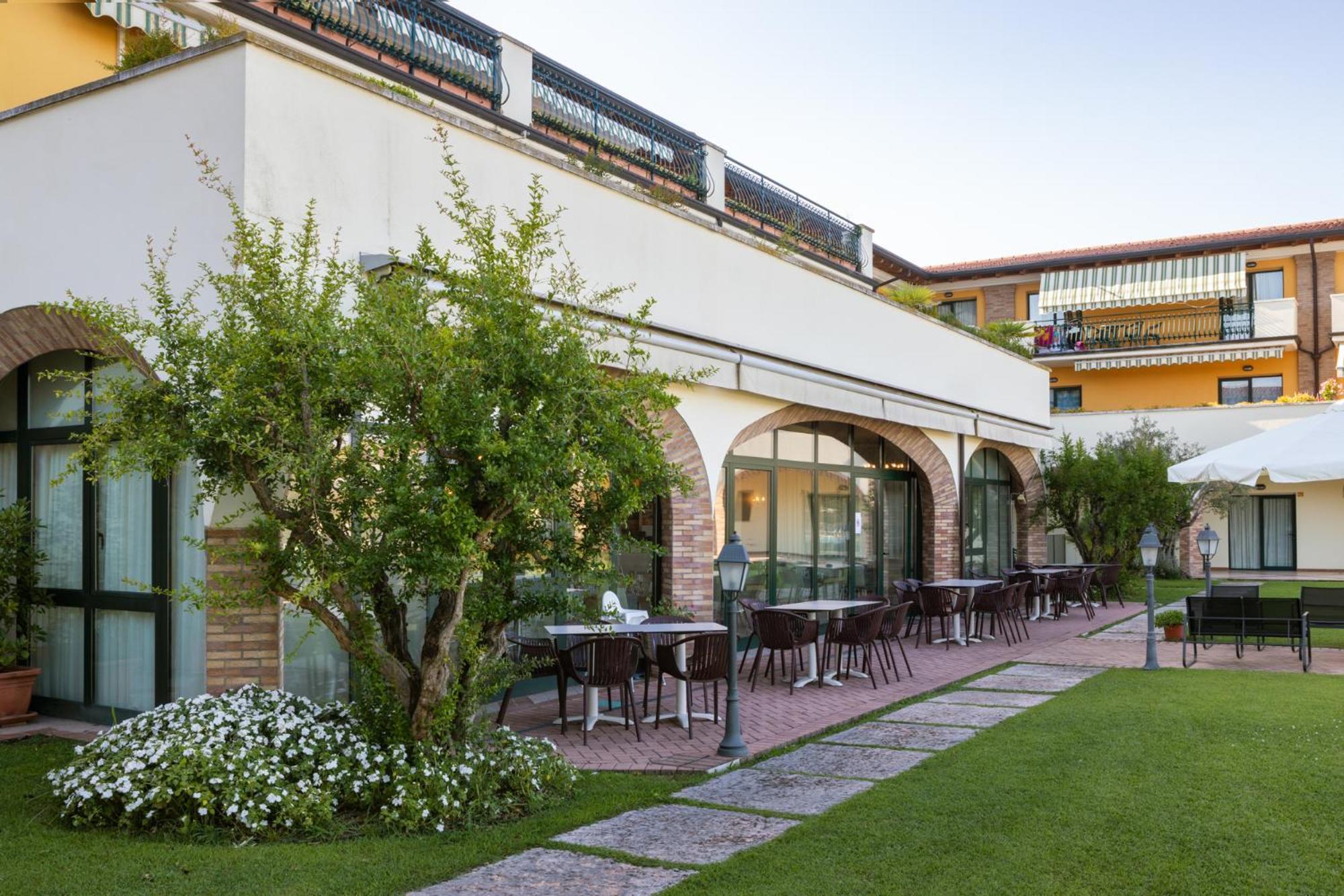 Le Terrazze Sul Lago Hotel & Residence Padenghe sul Garda Exterior photo