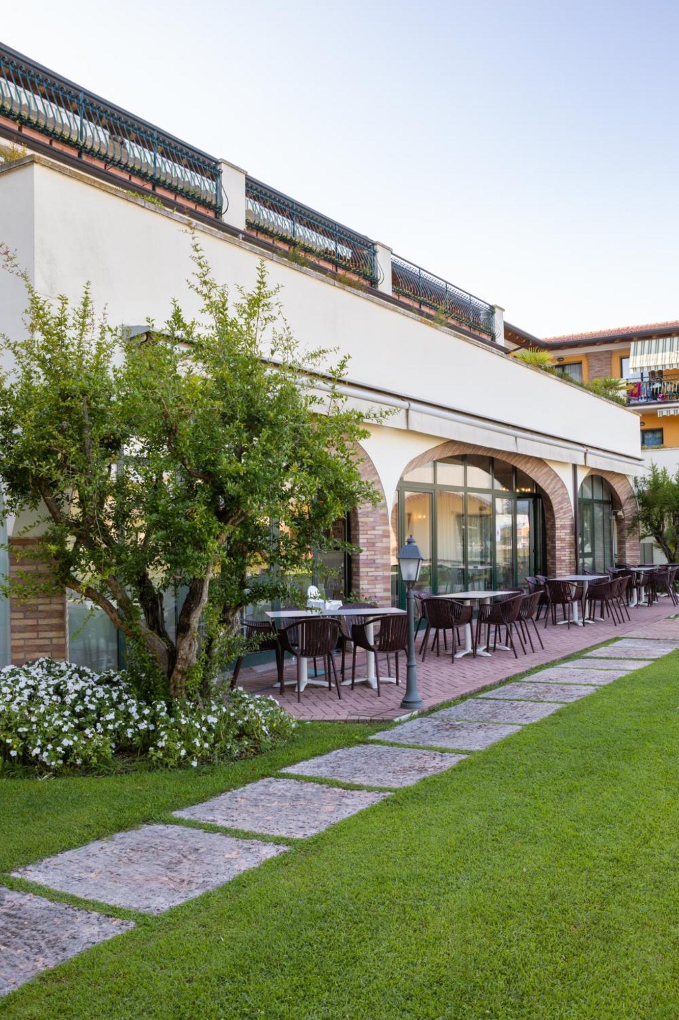 Le Terrazze Sul Lago Hotel & Residence Padenghe sul Garda Exterior photo